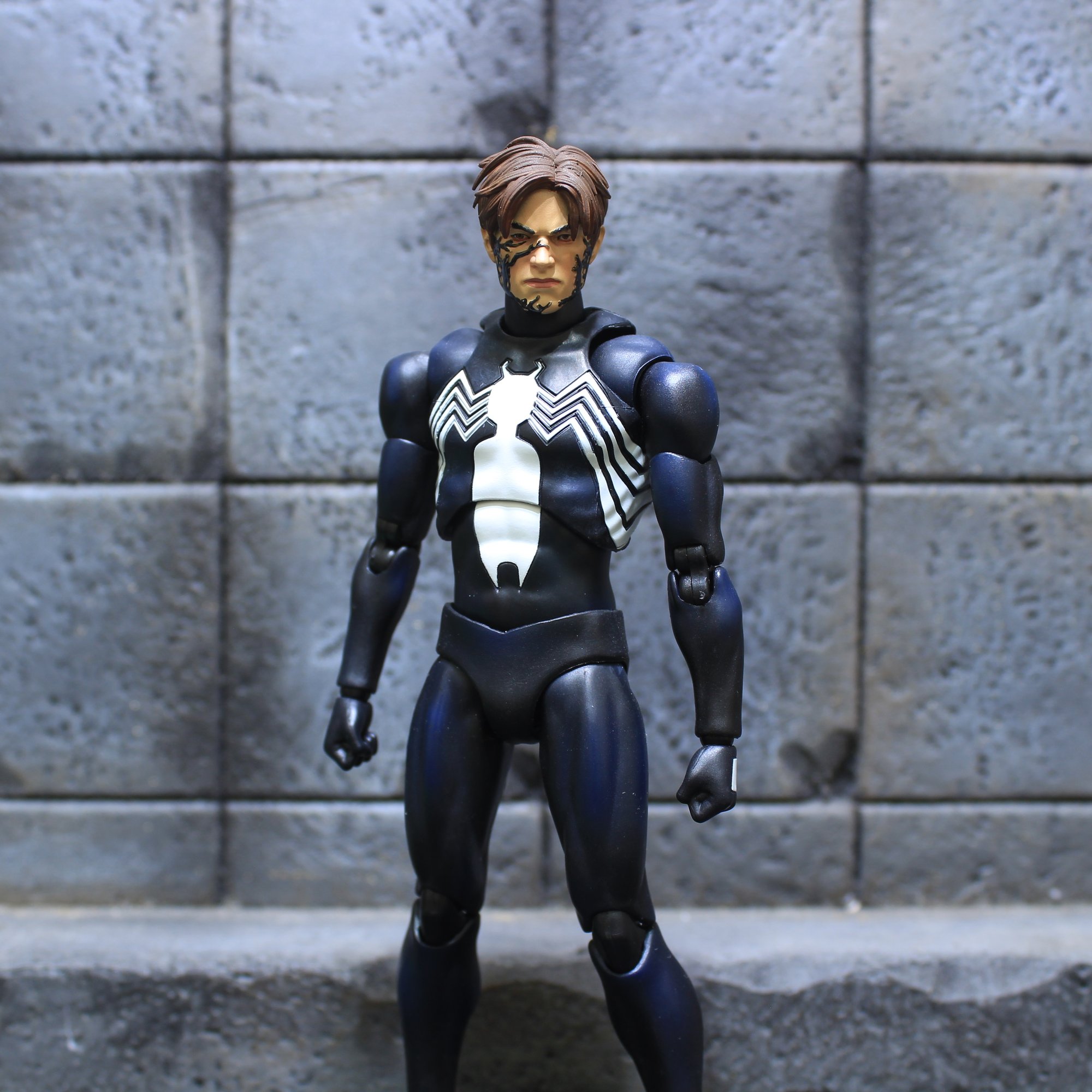 Mafex offers symbiote spiderman